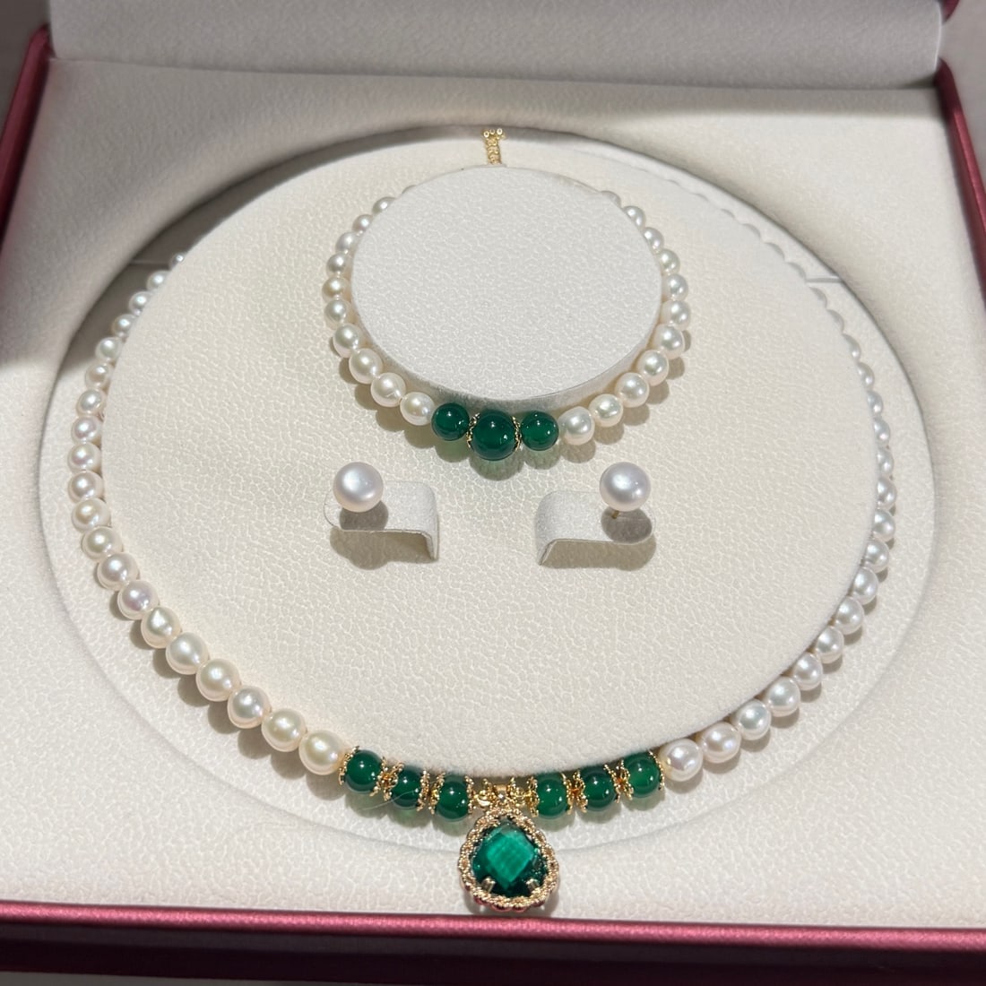 Zircon and Pearl Jewelry Three-Piece Set: Zircon jewelry three-piece set?6-7mm Baroque Freshwater AK Earrings, Zircon Three-Piece Set, 9-10mm Stud Earrings Reserve: $400.00 Shipping: Domestic: Shipping rates are determined by destination Inte