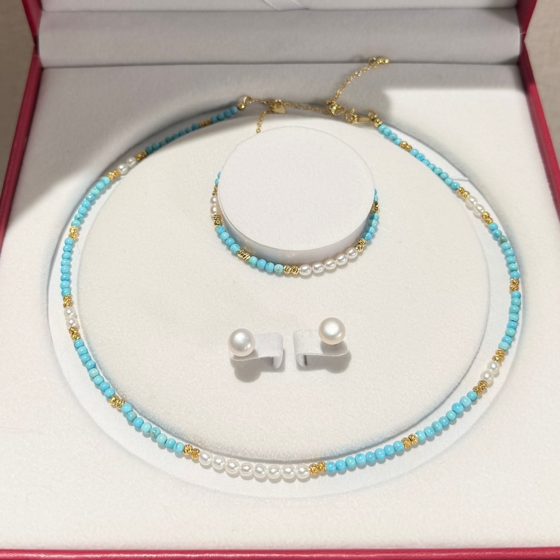 Natural Freshwater Pearl Set: combining high-quality natural freshwater pearls and synthetic turquoise. The necklace and bracelet include 4-5mm near-round pearls with slight blemishes, while the earrings showcase 7-8mm high-qualit