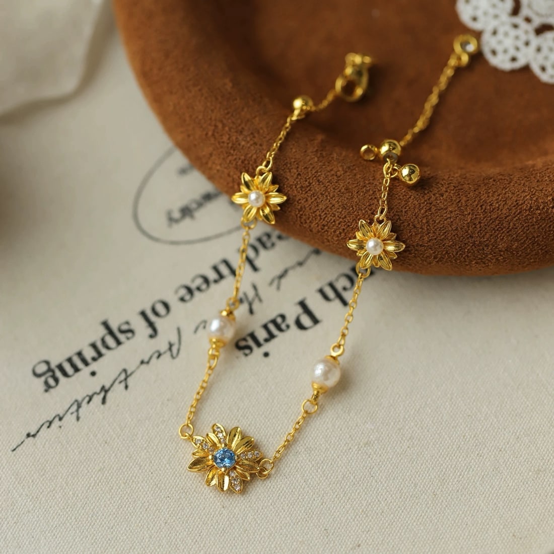Natural Freshwater Pearl Bracelet: This bracelet captures the essence of spring's breeze and light, featuring 3-5mm natural high-quality freshwater pearls that exude a gentle and translucent allure. The combination of daisies and pearl