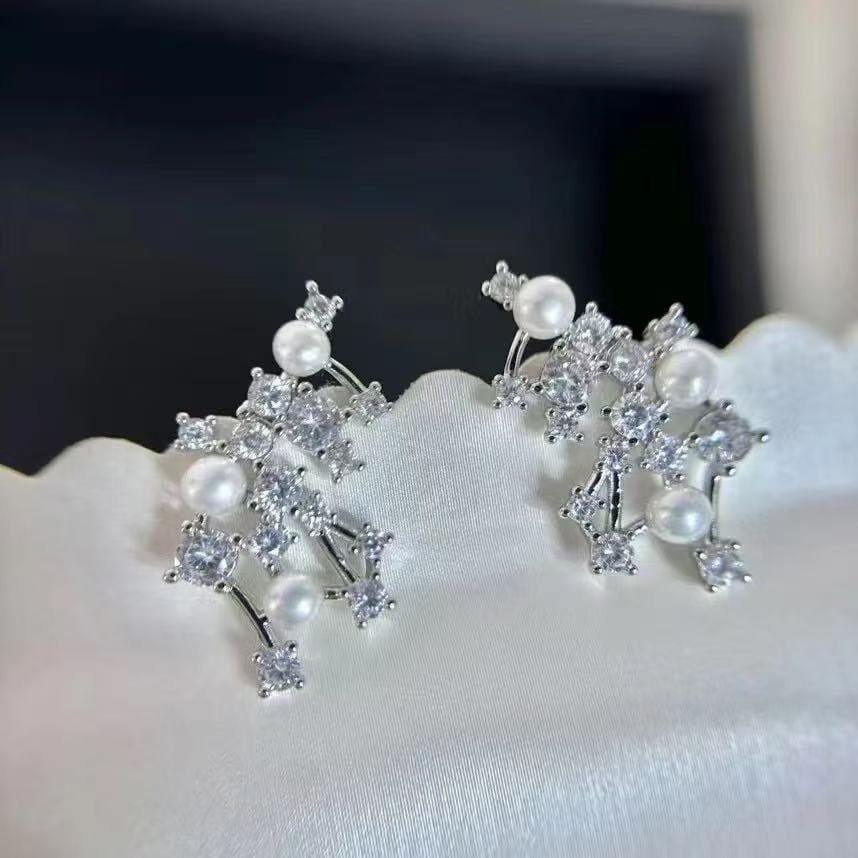 Natural Freshwater Pearl Earrings: These earrings feature natural high-quality freshwater pearls, with a diameter of 3-5mm, showcasing a rich gold and cool white hue. The multi-pearl exquisite design perfectly highlights the lustrous, 