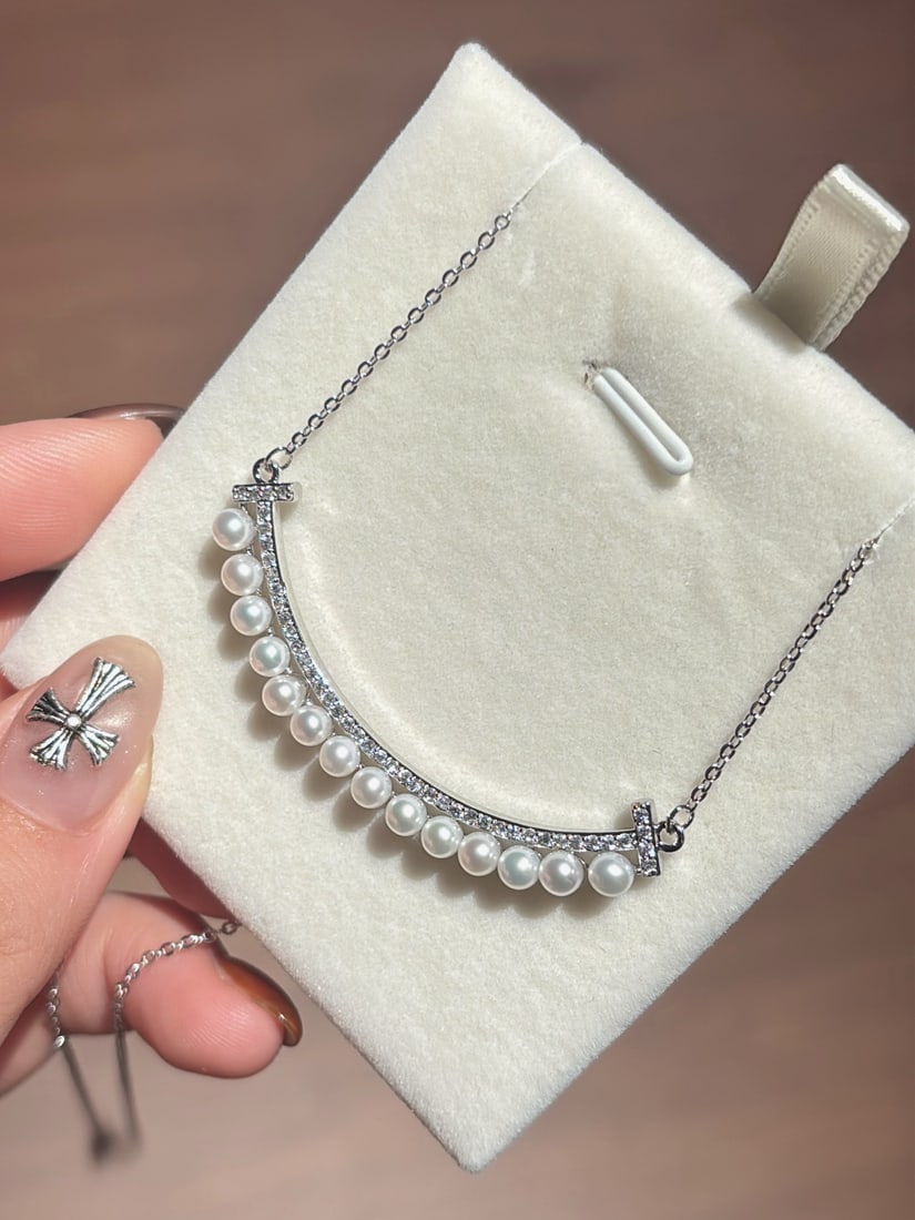 Natural Freshwater Pearl Necklace: This necklace features natural freshwater AK pearls with a diameter of 3-3.5mm, perfectly round. The pearls exhibit a delicate and bright luster, complemented by a minimalist smile design, exuding a g