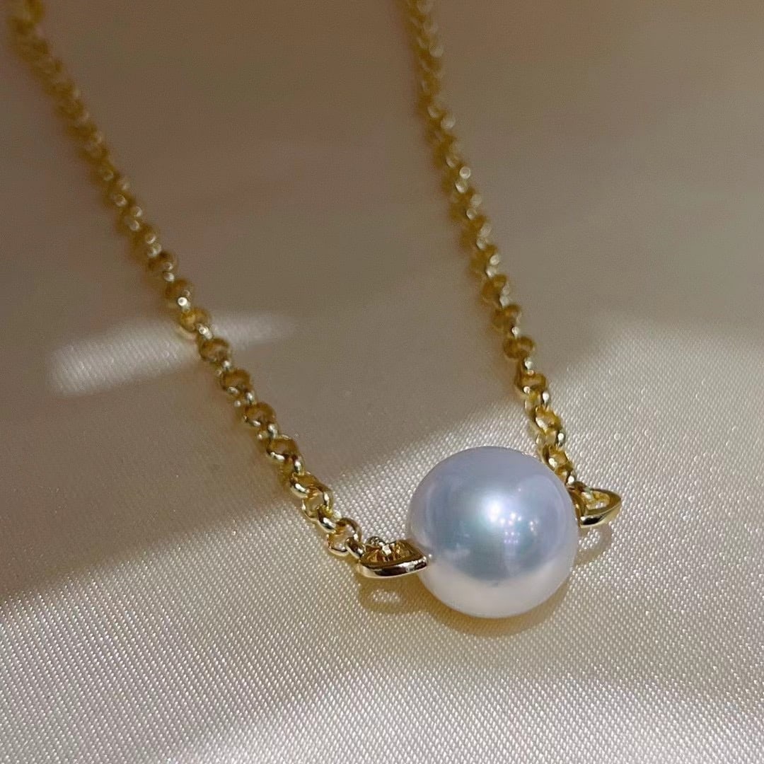 Sterling Silver Natural Pearl Necklace: This necklace features meticulously crafted sterling silver paired with 10mm natural pearls, showcasing a perfect blend of rich gold and cool white. The large diameter pearls exhibit a nearly flawless