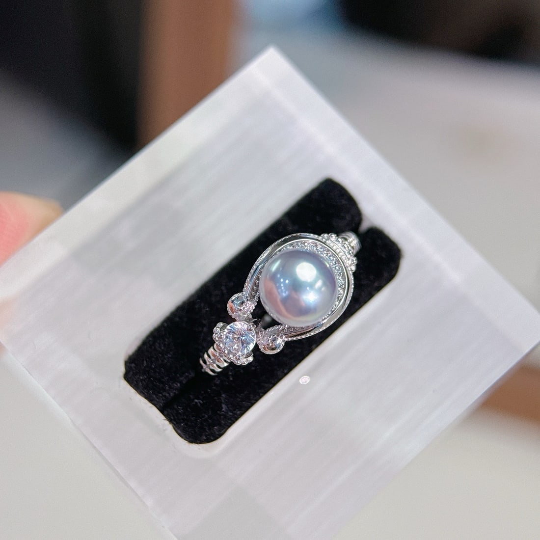 Sterling Silver Natural Seawater Pearl Ring: This ring features natural seawater pearls with a diameter of 6-7mm, exhibiting an iridescent aurora glow. The pearls are nearly flawless and perfectly round, exuding a cool white elegance when worn. 