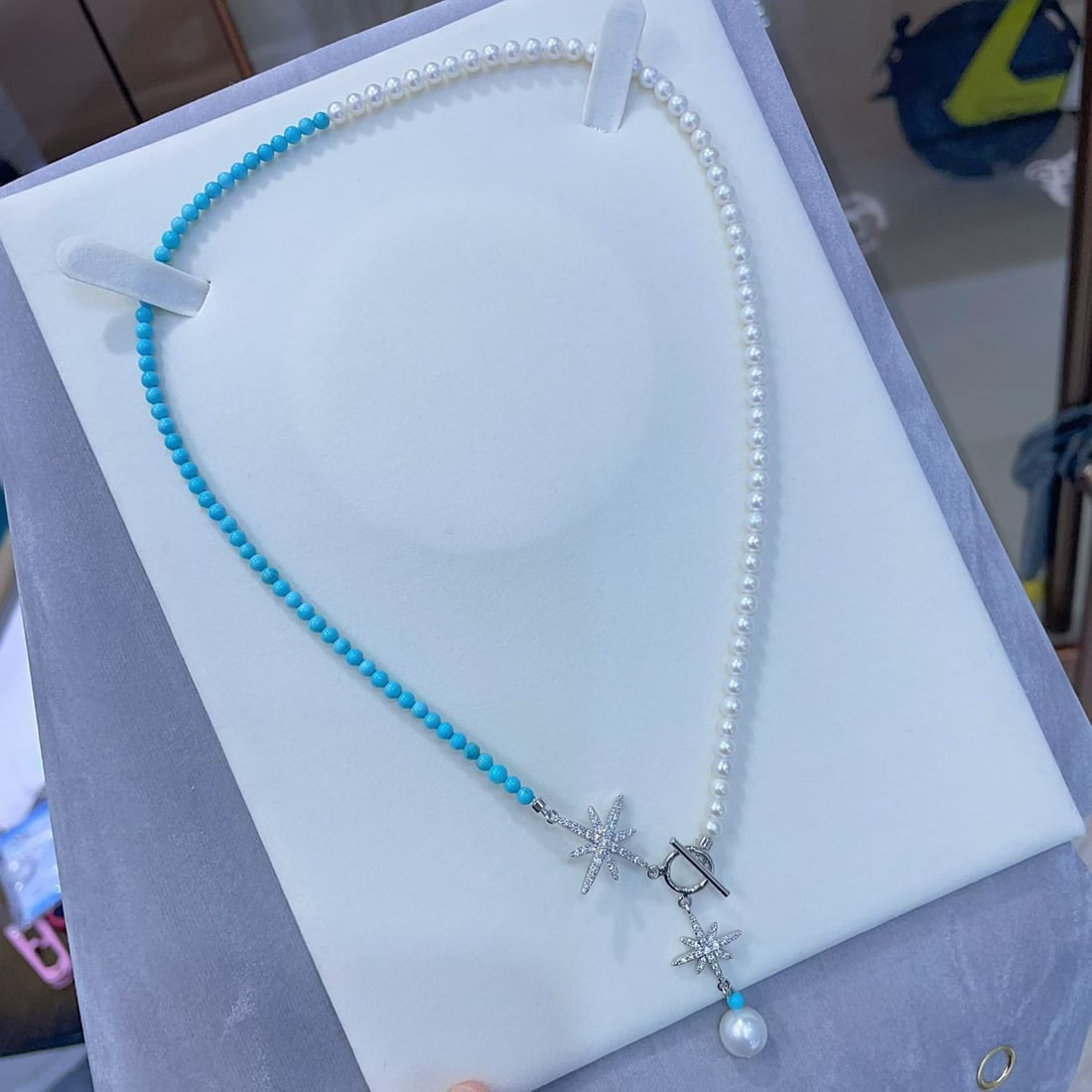Natural Freshwater Pearl Necklace: This necklace features 14K gold-filled material paired with natural freshwater pearls, with a diameter of 4-5mm. The pearls exhibit a near-round shape and a strong luster, with slight blemishes enhanc
