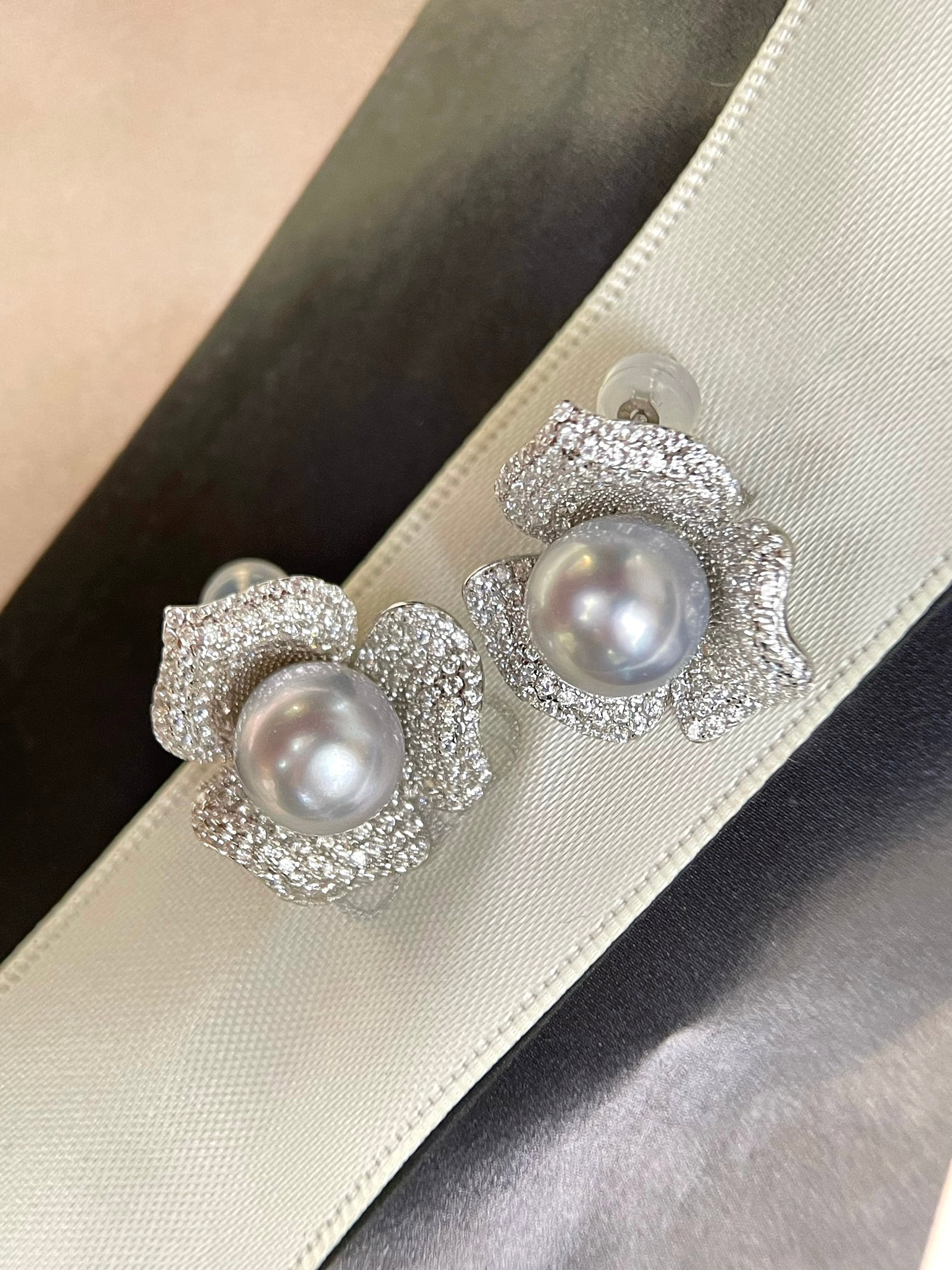 925 Silver Natural White Pearl Earrings: These earrings feature Edison natural white pearls with a diameter of 11-10mm, showcasing a delicate and smooth cool white luster. The pearls are flawless on the surface with minimal blemishes elsewhe