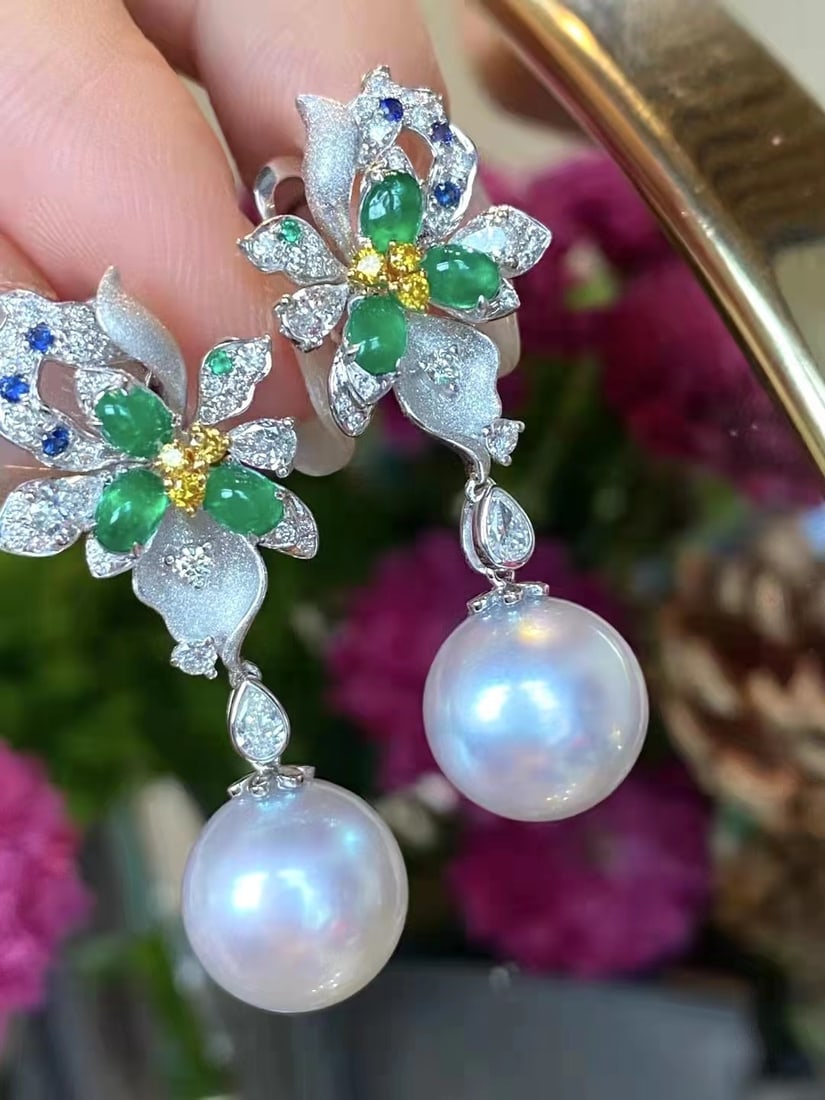 S925 Silver Natural Pearl Earrings: These earrings are crafted from S925 silver, featuring natural pearls with a diameter of 11-12MM, showcasing a smooth and slightly blemished texture. The cool white and rich gold tones blend perfectly