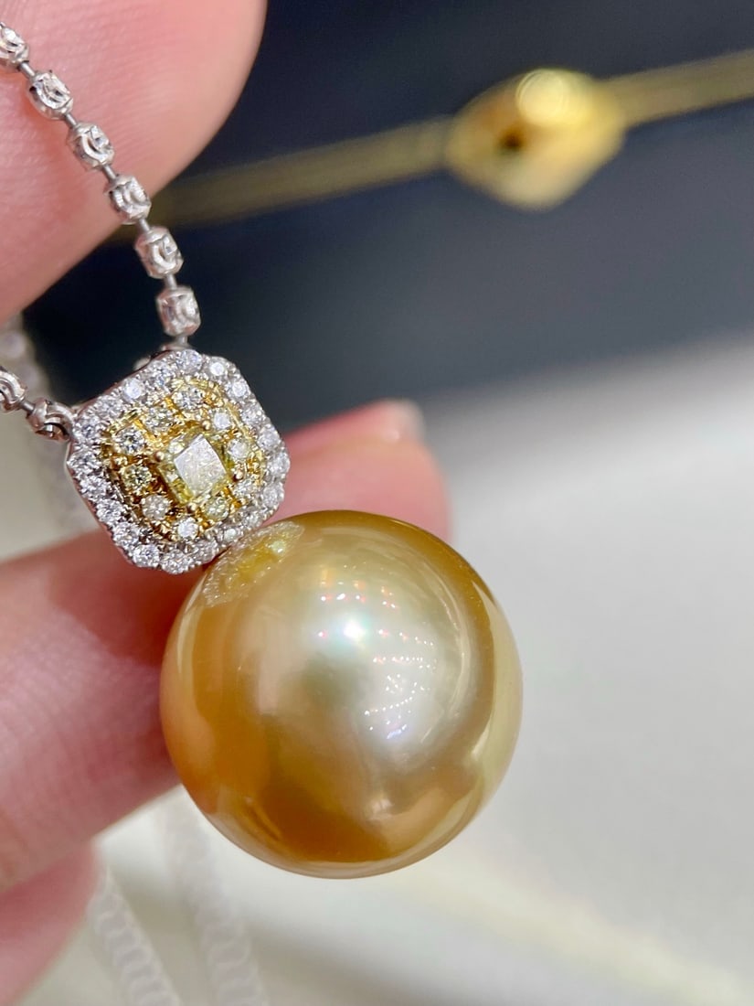 18K Gold Natural South Sea Golden Pearl Pendant: This pendant features a natural South Sea golden pearl with a rich golden hue, complemented by yellow diamonds for an opulent and elegant look. The pearl has a large diameter of 14MM, perfectly round 