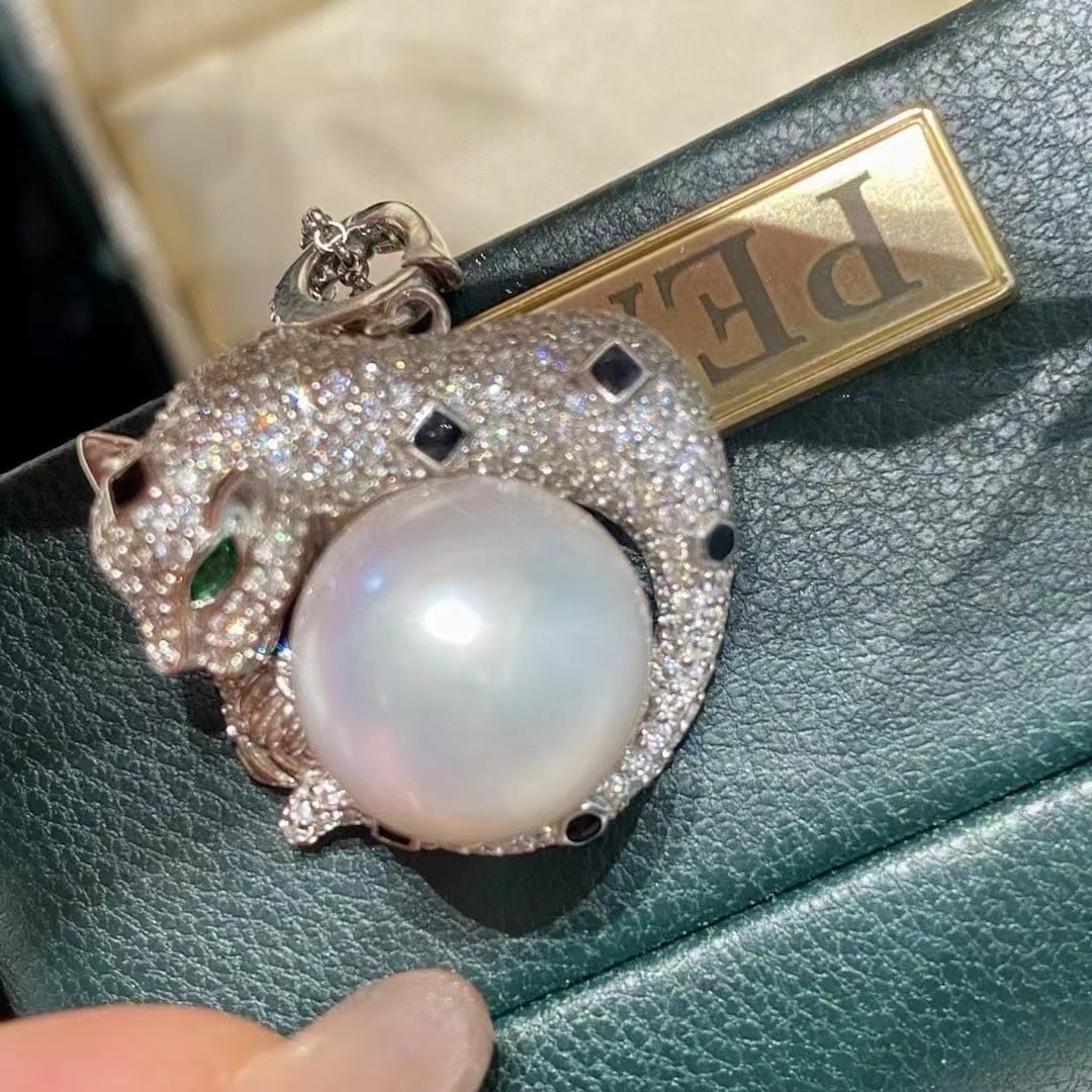 Sterling Silver Natural Aurora Edison Pendant: This pendant, crafted with precision in sterling silver, features a lifelike Cartier-inspired panther design. The 12-13mm large diameter Aurora Edison pearl exhibits a cool white luster, near-perfect 