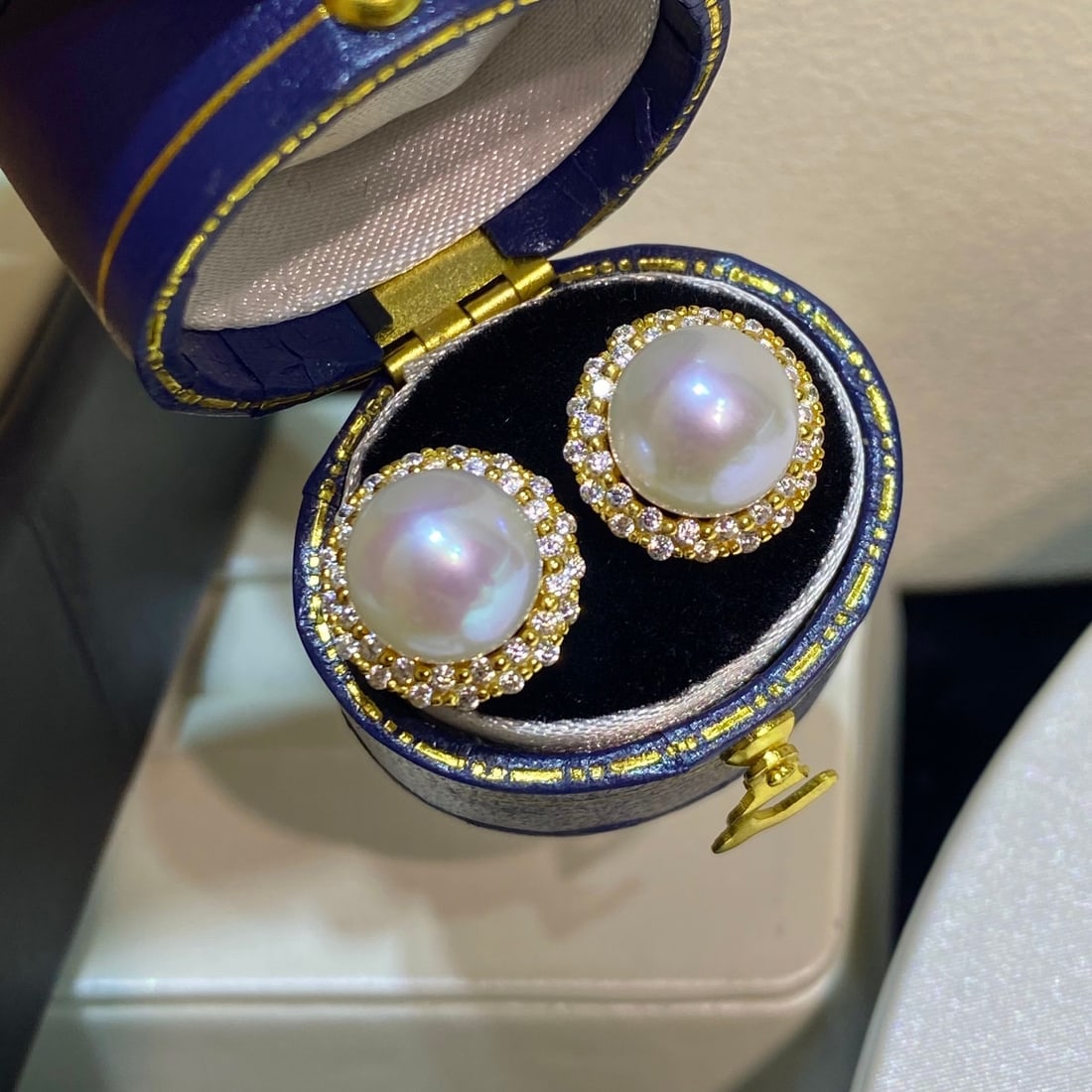 925 Silver Natural Edison Pearl Earrings: These earrings feature large diameter 9-10mm natural Edison pearls with a strong luster and delicate white-pink surface, showcasing a noble cool white sheen. Paired with 925 silver, they perfectly pre