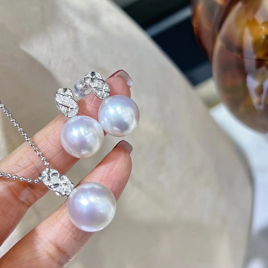 925 Sterling Silver Natural Edison Pearl Set: This set features meticulously crafted 925 sterling silver paired with 12-13mm large diameter natural Edison pearls, showcasing an exquisite blend of rich gold and cool white luster. The pearls' minim