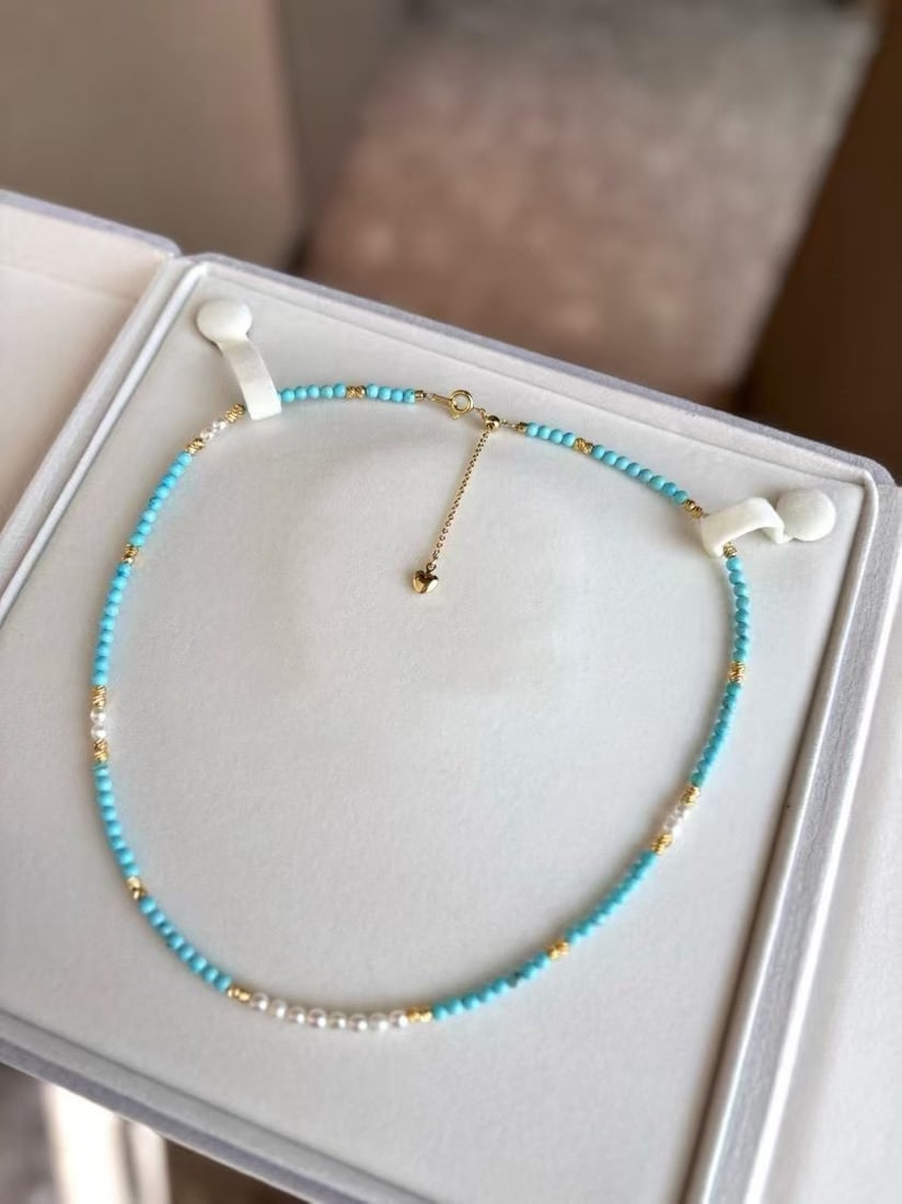 Natural freshwater pearl necklace: This necklace perfectly combines natural freshwater pearls with turquoise. The pearls, with a diameter of 3.5~4mm, exhibit a rich golden and cool white luster. Each pearl is meticulously selected to e