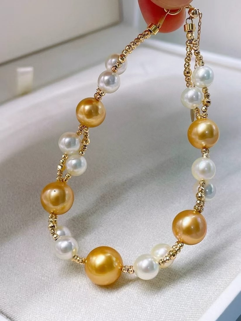 925 Silver Akoya Pearl Bracelet: This 925 silver bracelet features a rich gold weave with 6-6.5mm Akoya pearls and 8-11mm nearly round pearls, showcasing a brilliant luster. The design is both luxurious and gentle, fitting lightly on