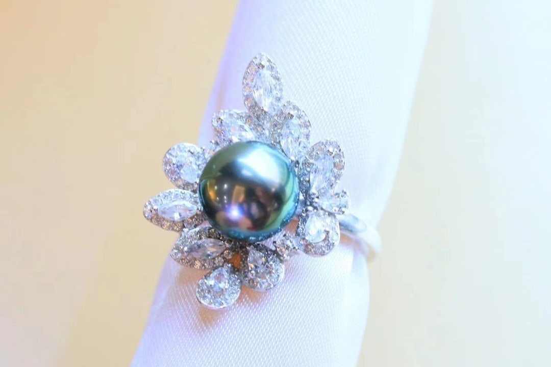 S925 Silver Natural Pearl Ring: This ring features S925 silver set with a natural pearl, with a diameter of 10-11MM, showcasing a perfect round shape and rare peacock green hue, exuding a rich golden and cool white luster. Reserve: 