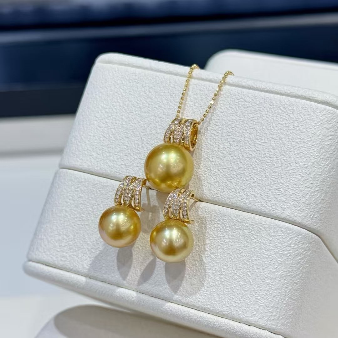 925 Sterling Silver Rich Gold Pearl Set: This set features natural rich gold pearls with a large diameter of 10-11mm, exuding a cool white luster. Both the earrings and pendant are designed in an 'M' shape, perfectly blending modern design w