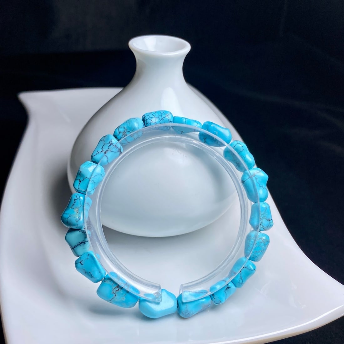 Natural Turquoise Bracelet: This bracelet is crafted from natural turquoise stones, showcasing a rich golden hue and cool white tones. Each turquoise stone is meticulously selected to ensure a combination of large diameter and m