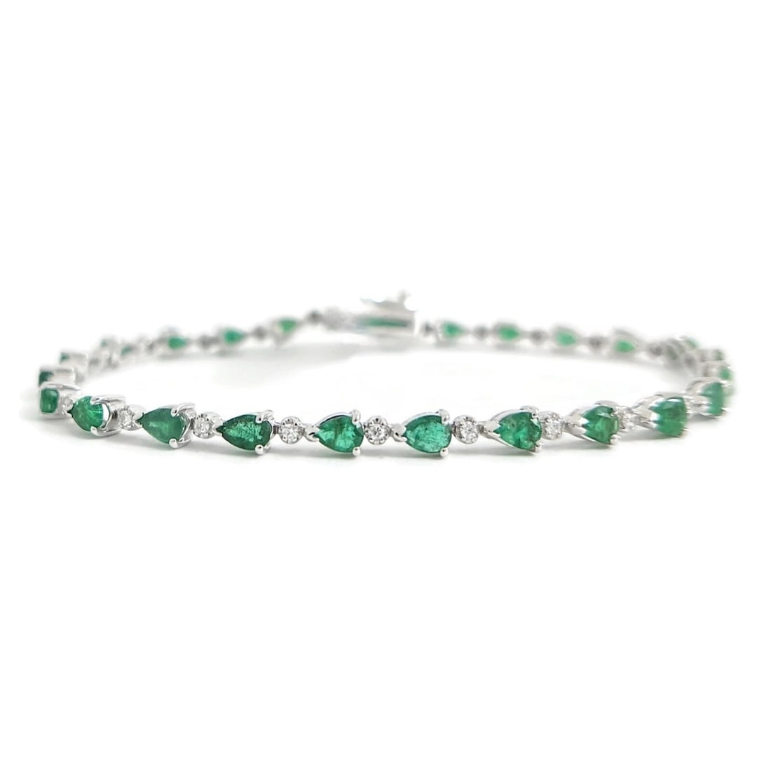 Pear Green Emerald Diamond Gemstone Tennis Bracelet 14K White Gold, 3.68 CTW: Pear Green Emerald Diamond Gemstone Tennis Bracelet 14K White Gold, 3.68 CTW This is a gorgeous bracelet! Please let us know if you have any questions :) Gemstones: 25 pear shaped green emeralds 3.43 