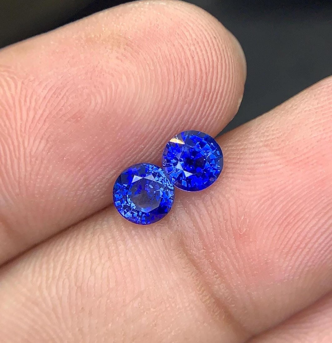 Natural Blue Sapphire Pair , Round Cut Sapphire Ringstone For Jewellery Making , Earrings , 1.764 CT: Materials: Gemstone: Sapphire Carat weight: 1.764 Sapphire Details: * Weight : 1.764 CT * Dimensions : 5- 5.5 MM * Shape : Fancy Round * Color : Blue * Origin : Sri Lanka * Treatment : Heated * Specie