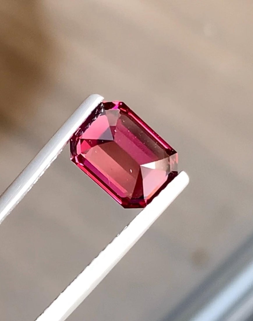 Natural Raspberry Pink Sparkly Garnet Emerald Cut Loose Gemstone From Tanzania, 3.036 Carat: Materials: Gemstone: Garnet Carat weight: 3.036 * Weight : 3:036 Carat * Dimension : 9.10*6.62*5.30 MM * Shape : Emerald Cut * Color : Red & Pink * Clarity : Loupe Clean * Origin : Tanzania * Luster: 