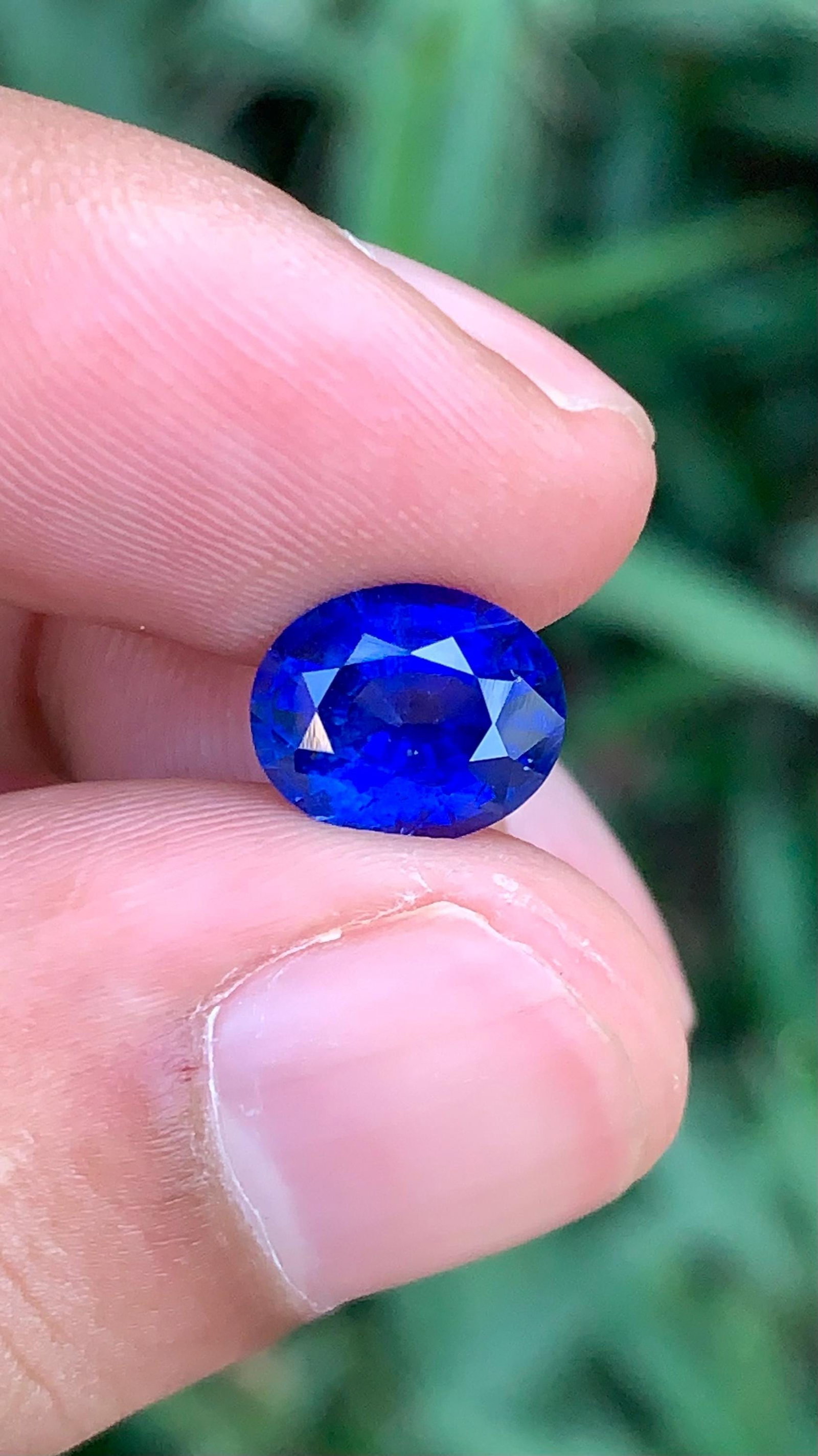 Royal Blue Heated Sapphire Gemstone From Srilanka, Oval Cut Sapphire 3.08 Carat: Materials: Gemstone: Sapphire Carat weight: 3.13 The sapphire has been skillfully cut with a classy Oval style, enhancing its brilliance and sparkle. It has a clarity grade of very slightly included,