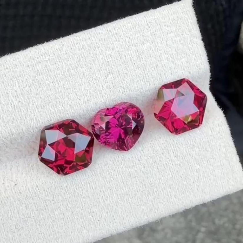 Purplish Pink Garnet Gemstones Fancy Octagon & Heart Shape, Tanzania Tanga Mine - 9.27 Carat: Materials: Gemstone: Garnet Carat weight: 9.27 While best known for its deep, wine-red hue, garnet, January birthstone, is actually a family of gems that spans vivid greens, warm oranges, rich purples
