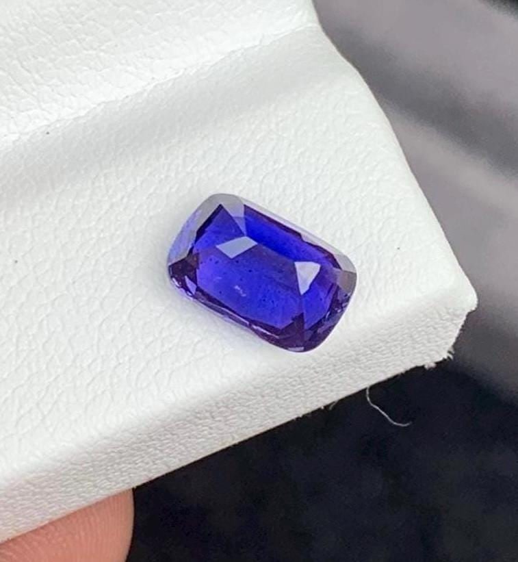 Normal Heat Sri Lanka Sapphire Ringstone: 2.05 CT Long Cushion Cut: Materials: Gemstone: Sapphire Carat weight: 2.05 Sapphire Details: * Weight : 2.05 CT * Dimensions : 8.51x5.71x4.13 MM * Shape : Fancy Long Cushion * Color : Blue * Origin : Sri Lanka * Treatment : In