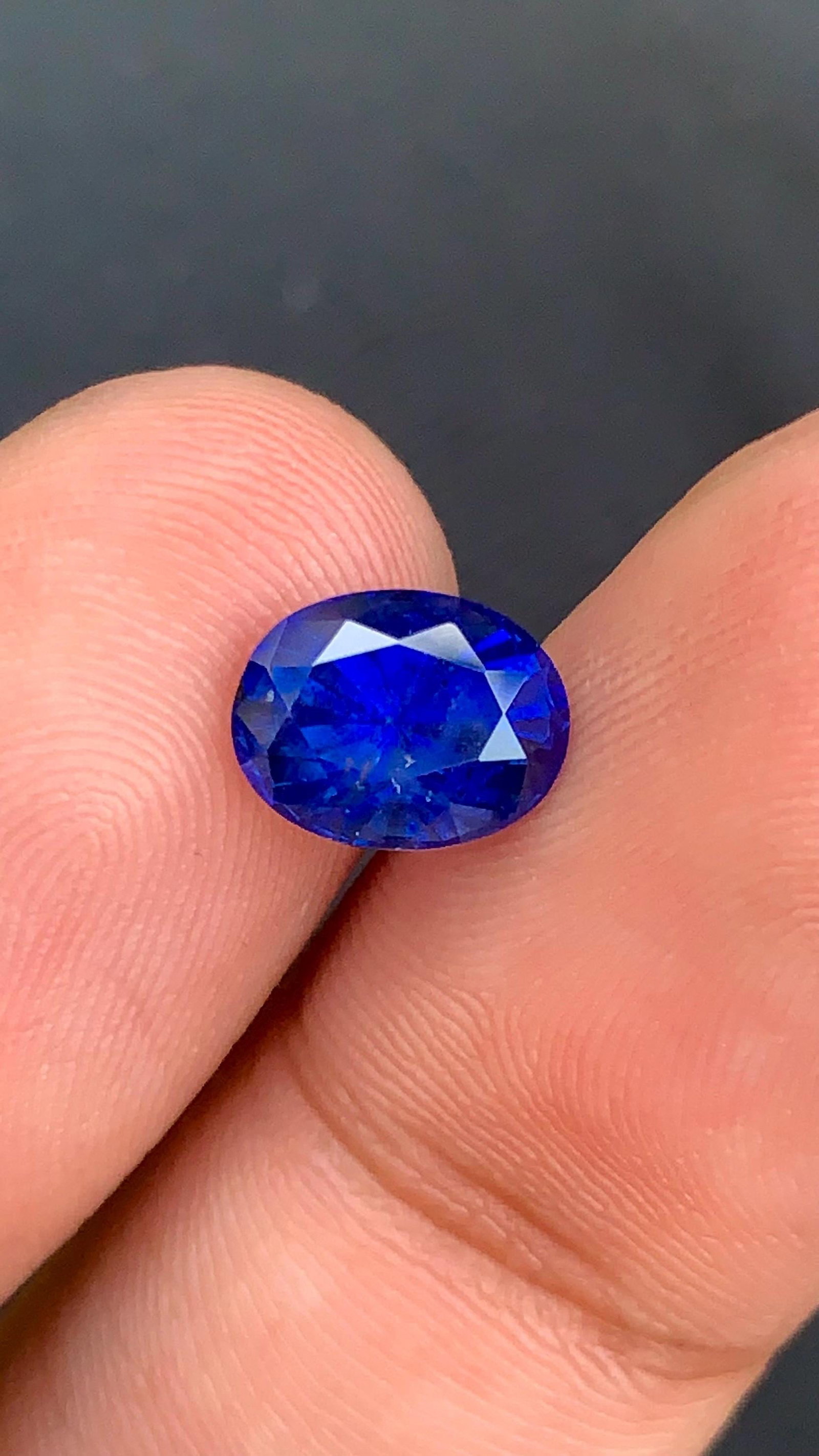 Royal Blue Heated Sapphire Gemstone From Srilanka, Oval Cut Sapphire 2.56 Carat: Materials: Gemstone: Sapphire Carat weight: 3.13 The sapphire has been skillfully cut with a classy Oval style, enhancing its brilliance and sparkle. It has a clarity grade of very slightly included, 