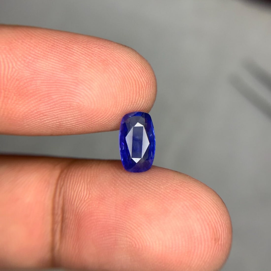 Ceylon Blue Sapphire Gemstone: 1.60 Carat Rectangular Cut Stone: Materials: Gemstone: Sapphire Carat weight: 1.60 Sapphire Details: * Weight : 1.60 carat * Dimension : 9.4*5.6*3.2 mm * Shape : Rectangular * Color : Blue * Origin : Sri Lanka * Treatment : Indication