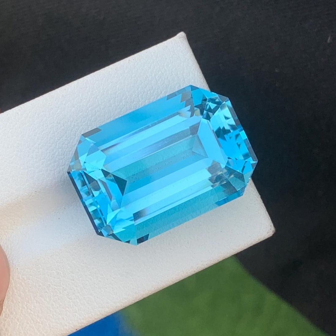 Swiss Blue Topaz Gemstone Necklace Size Emerald Cut From Brazil - 48.495 Ct: Materials: Gemstone: Topaz Carat weight: 48.495 Topaz Details: * Weight : 48.495 carat * Dimension : 24*17*12 mm * Shape : Emerald Cut * Colour : Blue * Clarity : Loupe Clean * Origin : Brazil * Lustr