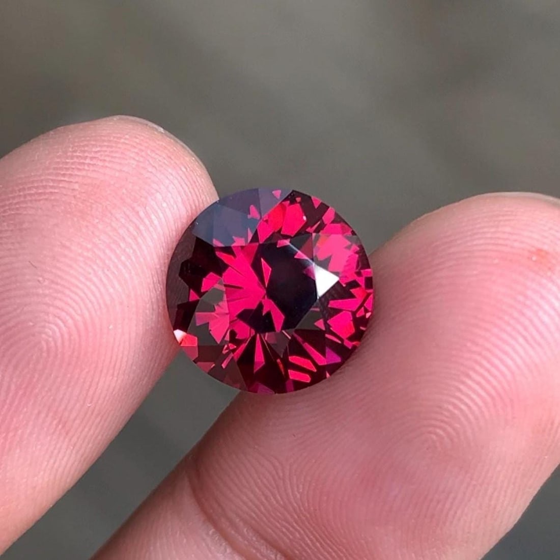 Tanzania Bloody Reddish Pink Garnet Gemstone: Round Cut, 6.25 Carat: Materials: Gemstone: Garnet Carat weight: 6.25 * Weight : 6.25 carat * Dimension : 11.5 x 11.5 x 7.3mm * Shape : Round Cut * Color : Reddish Pink * Clarity : Loupe Clean * Origin : Tanzania * Luster: 