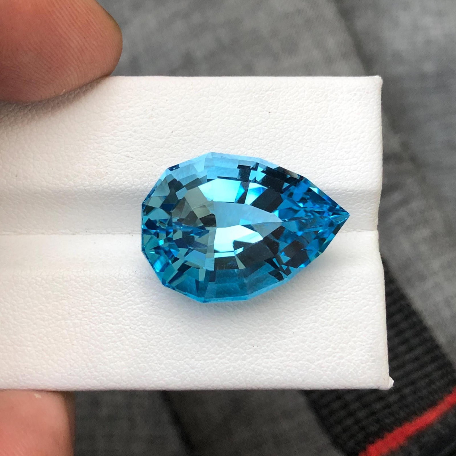 Pendant Size Pear Cut Swiss Blue Topaz Gemstone - 26.950 Carat: Materials: Gemstone: Topaz Carat weight: 26.950 Gemology: * Weight : 26.950 carat * Dimension : 23*16*13 mm * Colour: Blue * Clarity : Loupe Clean * Shape : Pear Cut * Hardness : 8 * Zodiac Sign : Sco