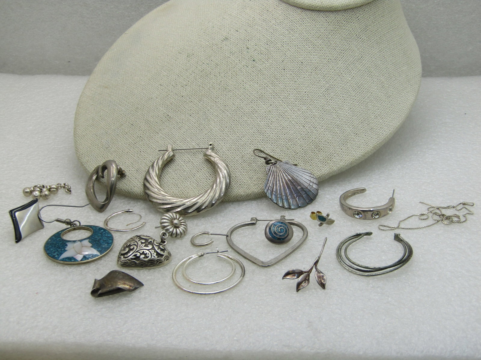 14 Single Sterling Earrings, Laurel Burch Shell, Plus Other Pieces, Appx. 45.20 gr.: 14 Single Sterling Earrings, Laurel Burch Shell, Plus Other Pieces, Appx. 45.20 gr. This is a mix of single earrings and some broken sterling pieces. 13 sterling earrings and a few non-sterling which 