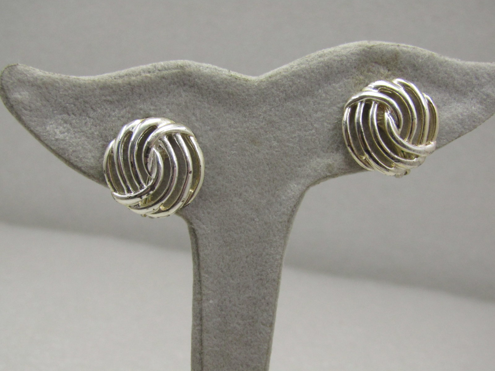 Vintage Monet Open Weave Clip Earrings: Vintage Monet Open Weave Clip Earrings, SIlver Tone, 3/4". They are signed Monet . Age is appx. 1980's-1990's. Very good condition. (INV. W. 6521.5 SS5017 J LD 7/24/21). Reserve: $30.00 Shipping: Dome