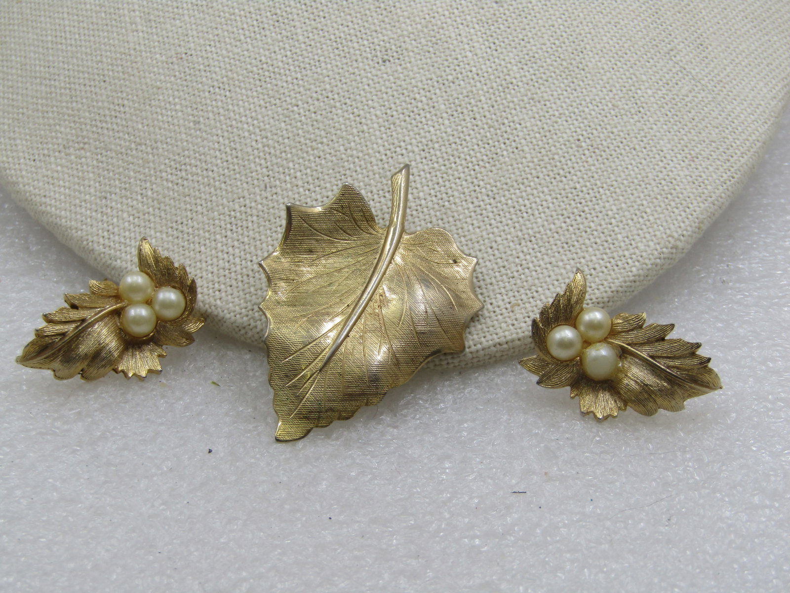 Vintage Leaf Brooch and Clip Earrings, Faux Pearls, Sarah Coventry: Vintage Leaf Brooch and Clip Earrings, Faux Pearls, Sarah Coventry, 1960's. The earrings have three faux pearls that are appx. 5mm with textured leaf with curved detail and also raised smooth stem. Th