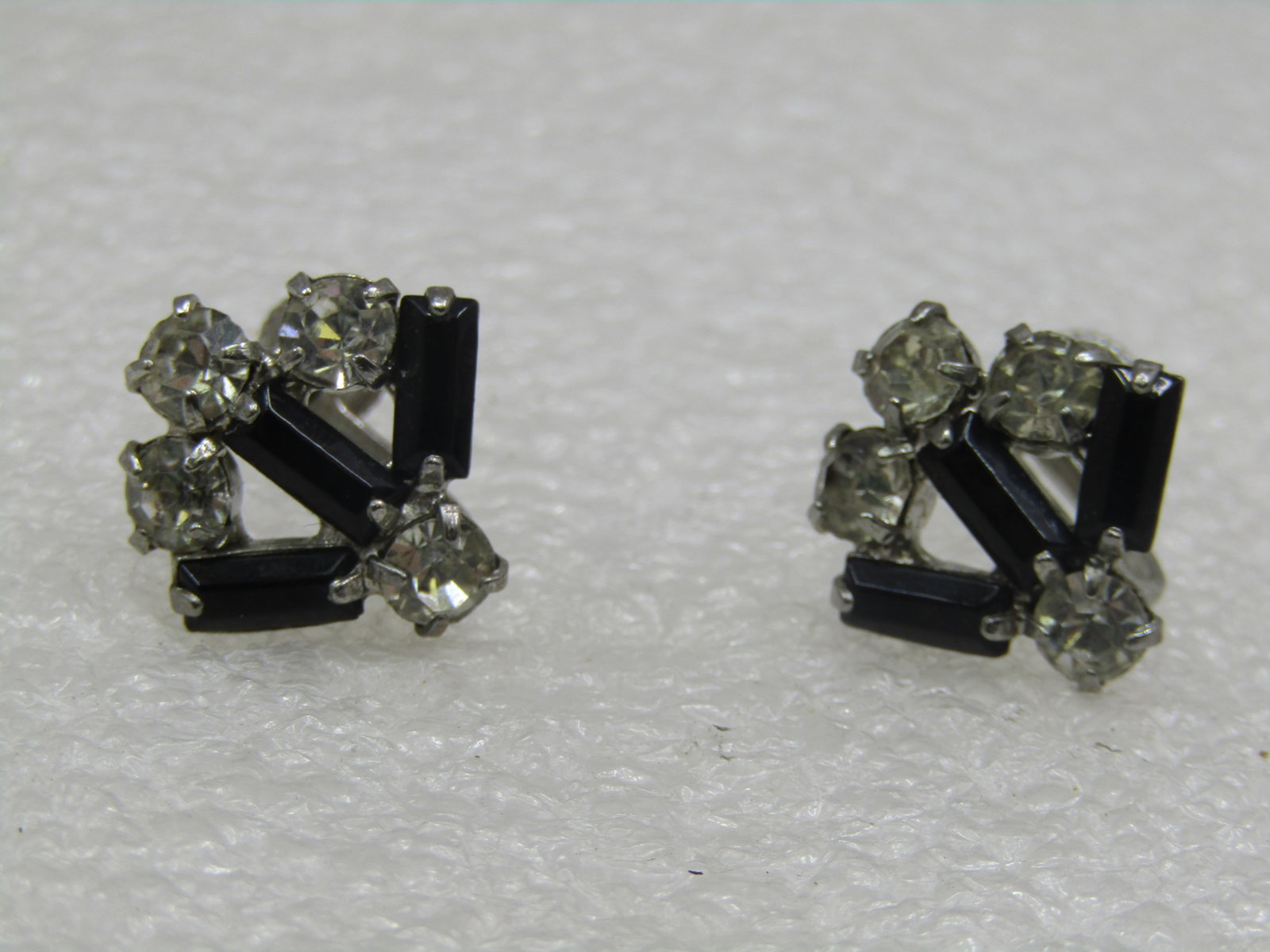 Vintage Black & Clear Art Deco Rhinestone Earrings, Screwback: Vintage Black & Clear Art Deco Rhinestone Earrings, Screwback. Age is appx. 1940's-1960's. Black baguettes with clear round stones. Fan-like shape that is appx. 3/4" by 5/8". Silver tone setting. Very