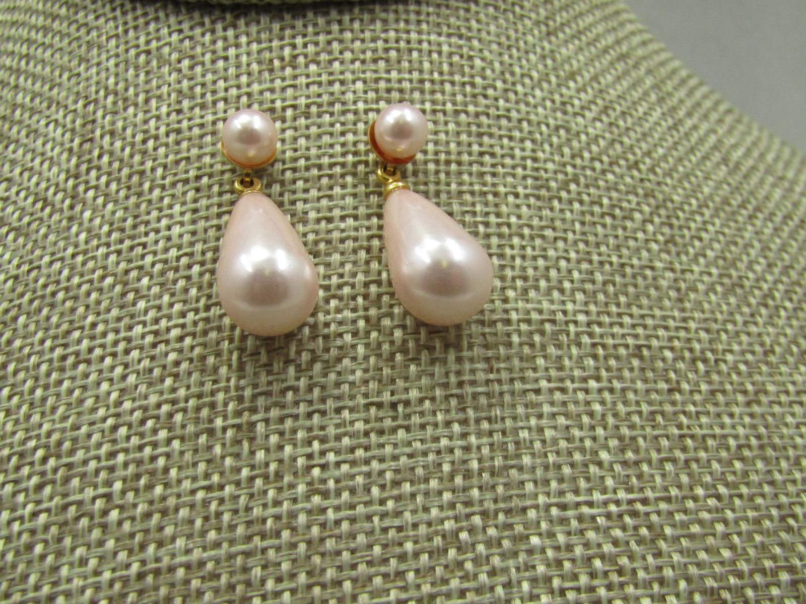 Vintage Pink Pearly Stud & Drop Earrings: Vintage Pink Pearly Stud & Drop Earrings. They have a 5mm round faux pink pearl as the stud and a matching pink faux pearl pear drop that is appx. 16mm by 9.5mm for a total length1-1/8". Gold tone.