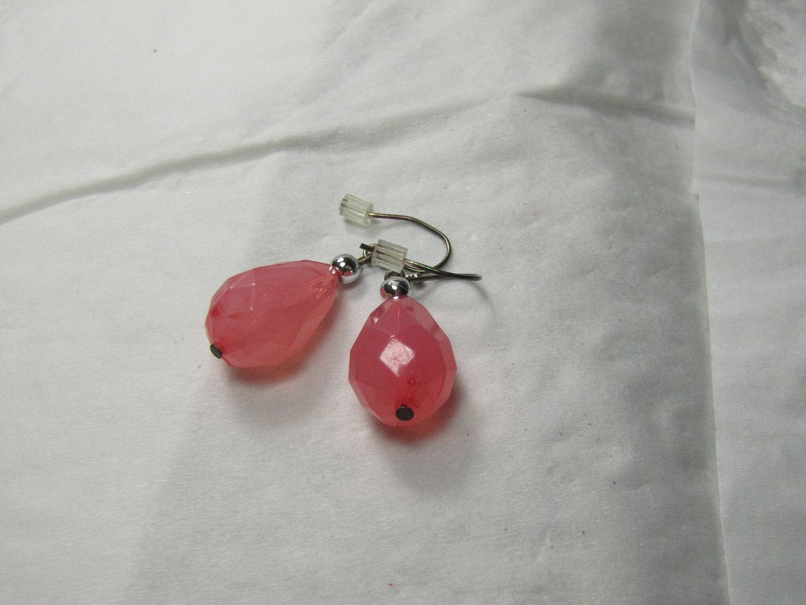 Dark Pink Lucite Teardrop Earrings, Dangle Pierced, 1.5": Dark Pink Lucite Teardrop Earrings, Dangle Pierced, 1.5" They have a silver tone accent bead and silver tone hookwire post. The beads are faceted lucite. Costume style. Great for youth and women. See