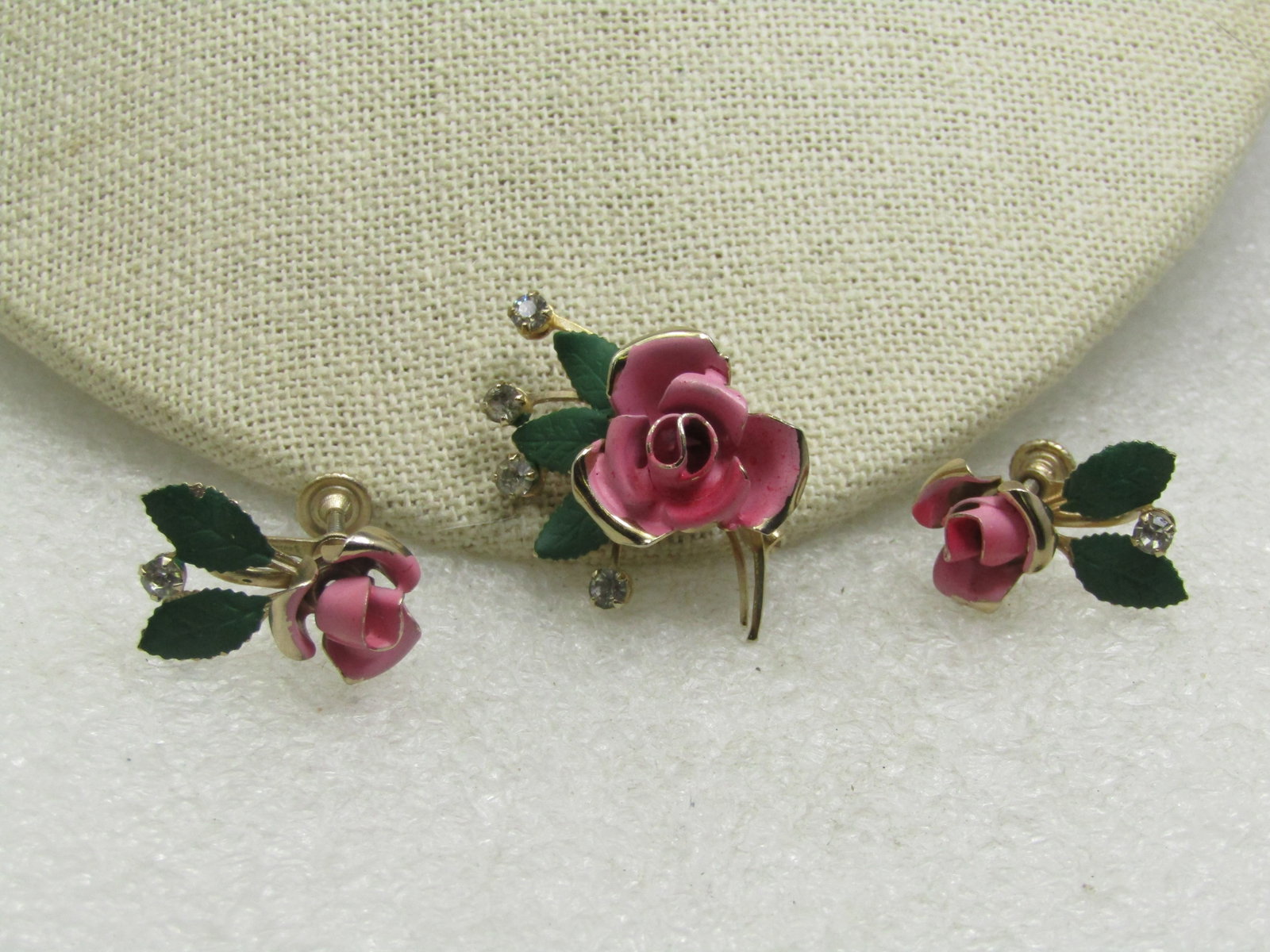 Vintage Enameled Pink Rose Brooch & Earrings Set, Screwback, 1940's-1950's: Vintage Enameled Pink Rose Brooch & Earrings Set, Screwback, 1940's-1950's Rhinestone accents at the tips of the green enameled leaves with a pink enameled rose with gold tone metal base. The pin is a