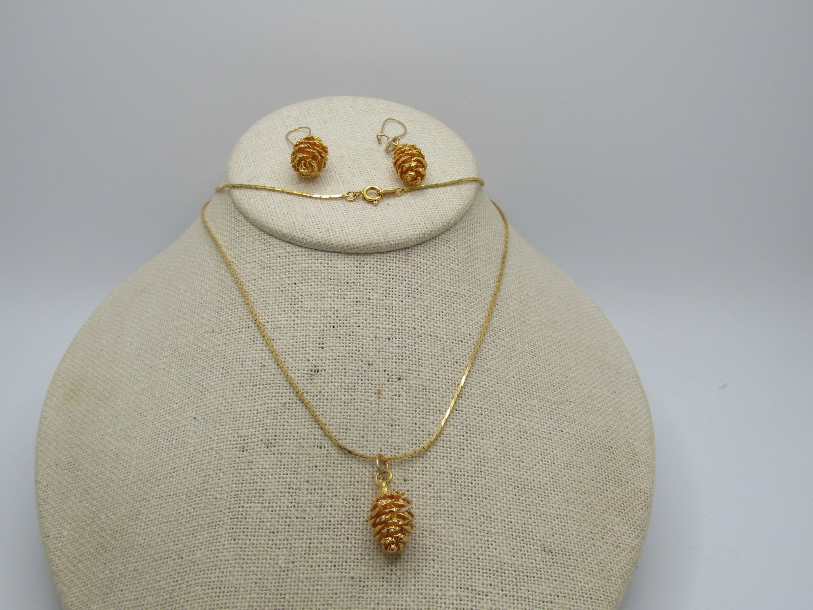 Vintage Pinecone Necklace & Earrings Set, Pierced, 22", 1970's-1980's: Vintage Pinecone Necklace & Earrings Set, Pierced, 22", 1970's-1980's. the pinecones are appx. .75" long and 1/2" wide, or slightly under. The earrings and pendant are the same size. The earrings