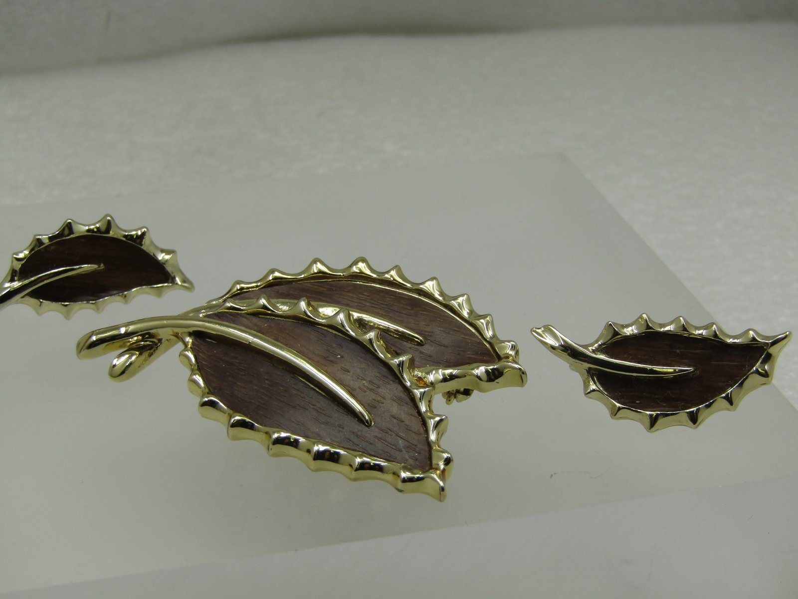 Vintage Woodgrain Double Leaf Brooch & Clip Earrings, 1960's, Sarah Coventry: Vintage Woodgrain Double Leaf Brooch & Clip Earrings, 1960's, Sarah Coventry. The broochis two gold tone wood grain leaves with scalloped edges and recessed woodgrain and raised vein down the center. 