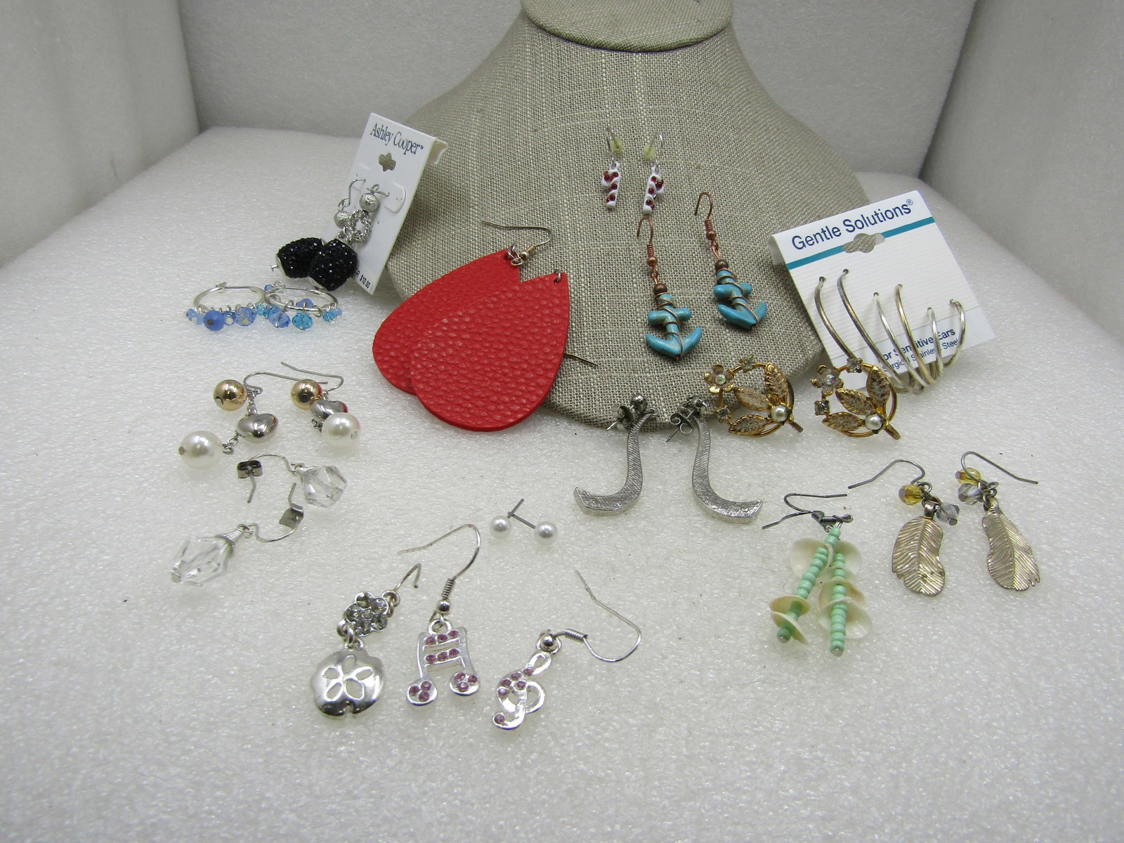 Vintage 19 PC Earrings & Tie Tack Lot: Vintage 19 PC Earrings & Tie Tack Lot. Amix of rhinestones, crystals, faux pearls, candy canes, beaded and other pieces. 15 full pairs, 3 single earrings and 1 tack pin. See photo for visual descripti