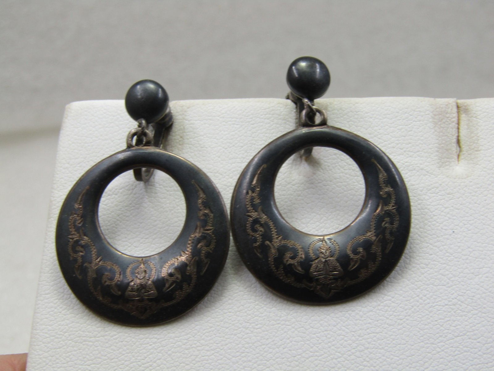 Vintage Siam Sterling Stud Dangle Hoop Earrings, Screw Back, Enameled, 1940's-1950's: Vintage Siam Sterling Stud Dangle Hoop Earrings, Screw Back, Enameled, 1930's and after. The earrings have a black enameled 7mm round stud from which a 1" round domed hoop drops with an engraved scrol