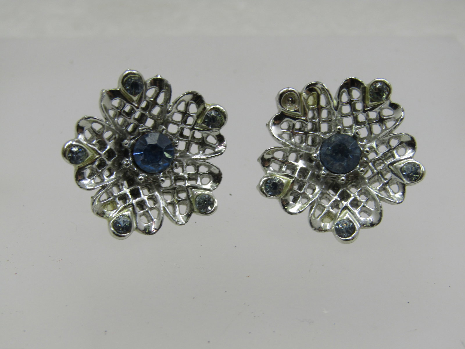 Vintage Blue Rhinestone Filigree Earrings, Screwback Silver Tone, 1950's-1960's - 3