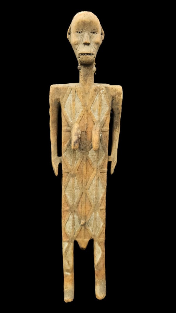 Funerary figure – Wood – Ngata – Congo DRC (152 cm): Powerful funerary figure from the Ngata people of DR Cogno. Except a few rare little figurines and some wooden knives, the NGATA statuary is related to complex funerary rituals depending on the age