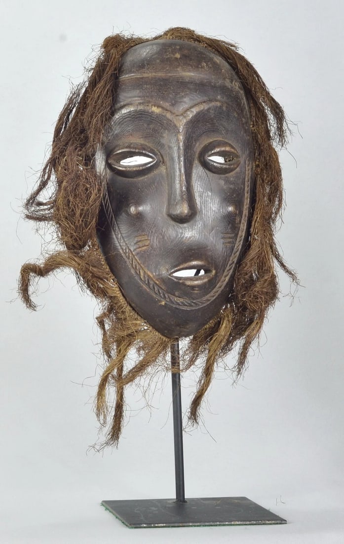 African Art Beautiful anthropomorphic probably Luba mask: African Art Very beautiful decorative anthropomorphic mask Probably Luba Congo DRC Wood, plant fibers 27 cm (wood only) About 10 1/2 inches ! The base is not included ! Reserve: $275.00 Shipping: Dome