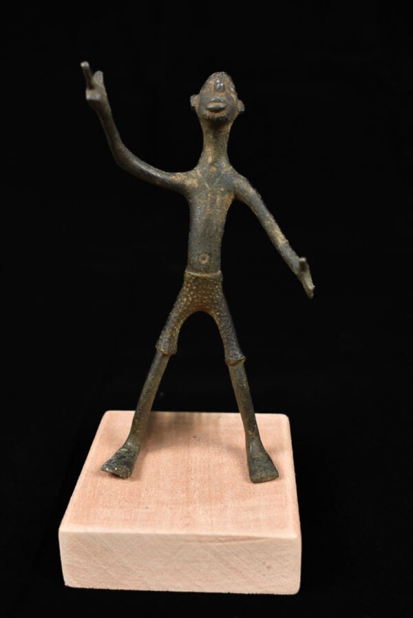 Figure – Bronze – Fon – Benin: Beautiful bronze / iron figure from the Fon people of Benin. Provenance: Manfred Schäfer, former gallery owner from Ulm, Germany. Including custom made stand. Object: Bronze figure Ethnic group: 
