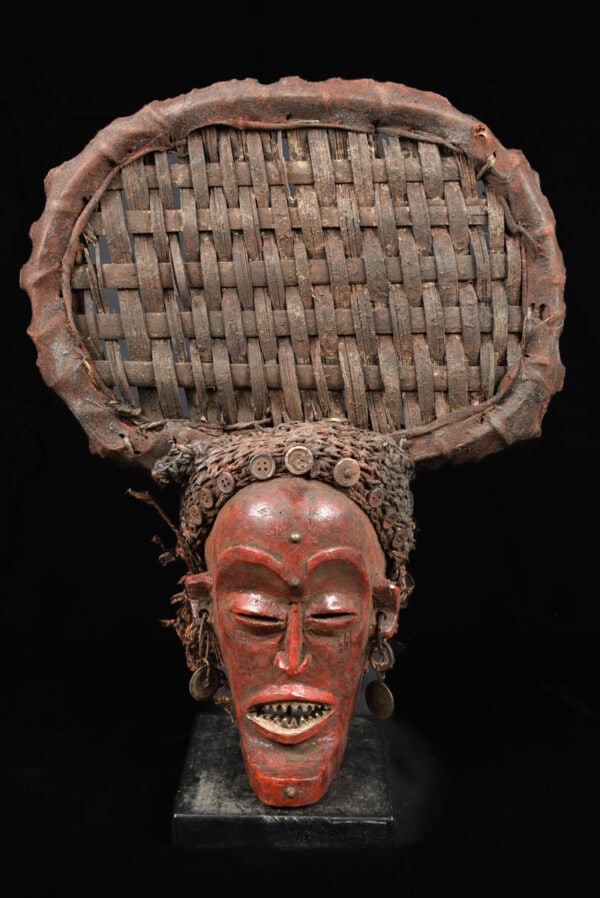 Chihongo Mask – Wood – Chokwe – DR Congo: Beautifull stylistic Chihongo mask with age from the CHOKWE tribe, Angola. The most popular and best-known entertainment masks are Chihongo, spirit of wealth, and pwo, his consort. Gaunt features, sun