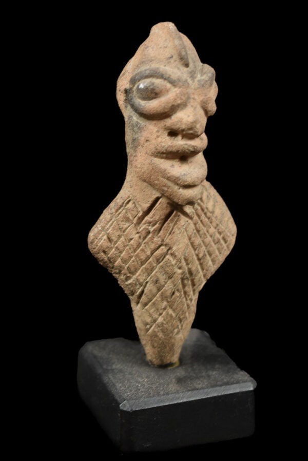 Terracotta Figure – Koma Bulsa – Ghana: In the 1980s, the first figurines of this style were found in fired clay in the Upper West Region of Ghana, in the area now inhabited by the Koma (e.g. in Yikpabongo, Tantuosi, Wumobri) and the Bulsa 
