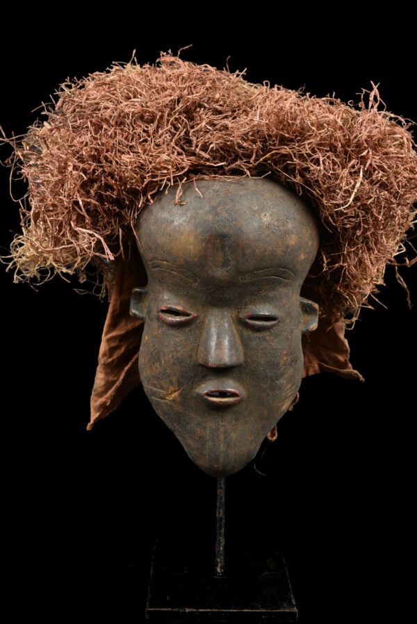 Mask – Wood, Raphia – Pende – DR Congo: Detailed wooden comb with great patina from the Yaka tribe of DR Congo. Typical ancestor figure is sitting on top of the comb with an upturned recognisable Yaka nose. Good condition with traces of