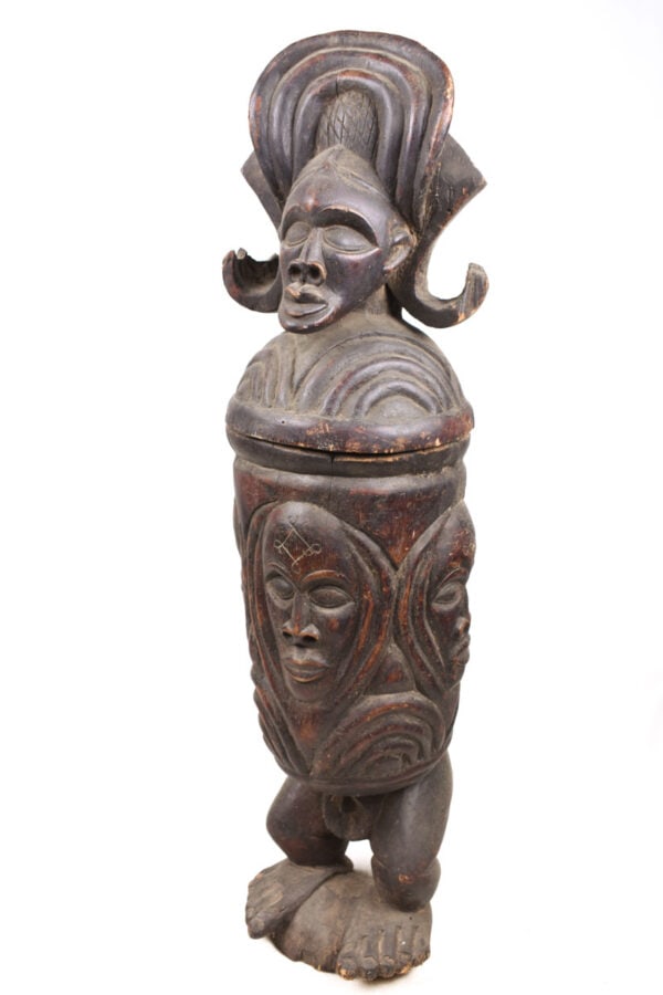 Tshibinda Container – Wood – Chokwe – Congo: Large wooden Chibinda cointer from the Chokwe people of DR Congo. Length: 100 cm, weight 10 kg! The ointment pot, traditionally used by African peoples, plays a crucial role in rites and customs.