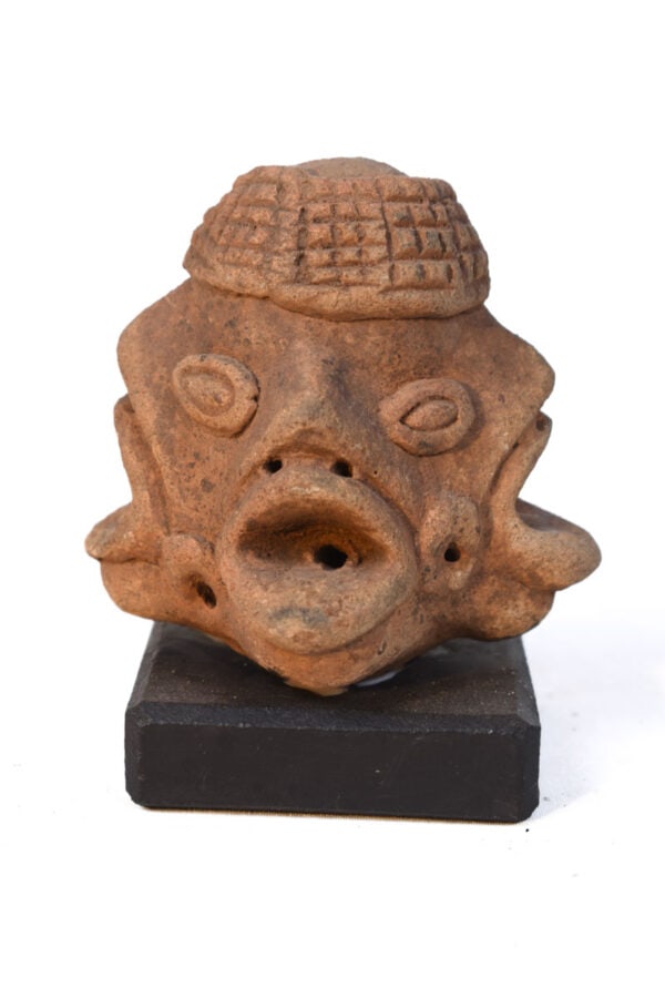 Terracotta Head – Koma Bulsa – Ghana: In the 1980s, the first figurines of this style were found in fired clay in the Upper West Region of Ghana, in the area now inhabited by the Koma (e.g. in Yikpabongo, Tantuosi, Wumobri) and the Bulsa 